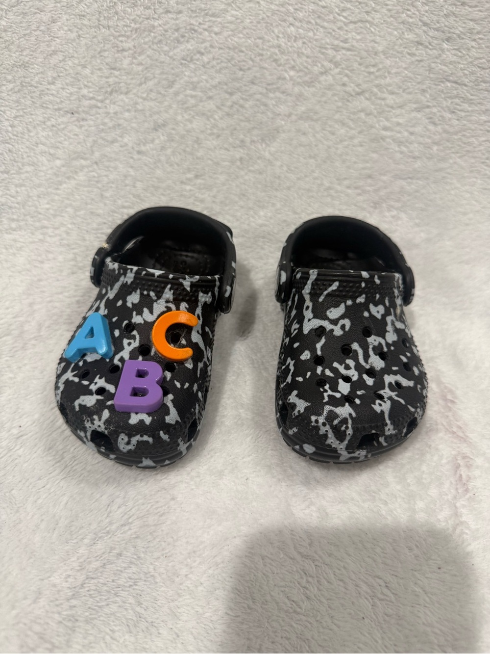 CROCS Black and White Splash Kids Clogs with ABC Charms